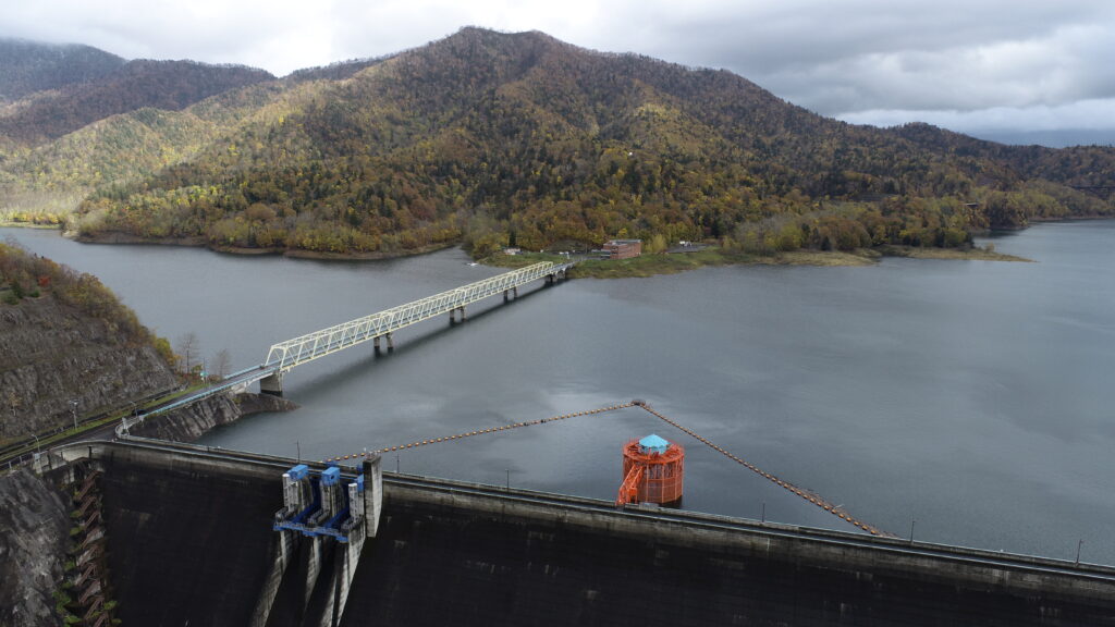 北海道開発局「インフラツーリズムほっかいどう」岩尾内ダム（士別市）＆旭川デザインセンター・三浦綾子記念文学館と男山酒造り資料館見学